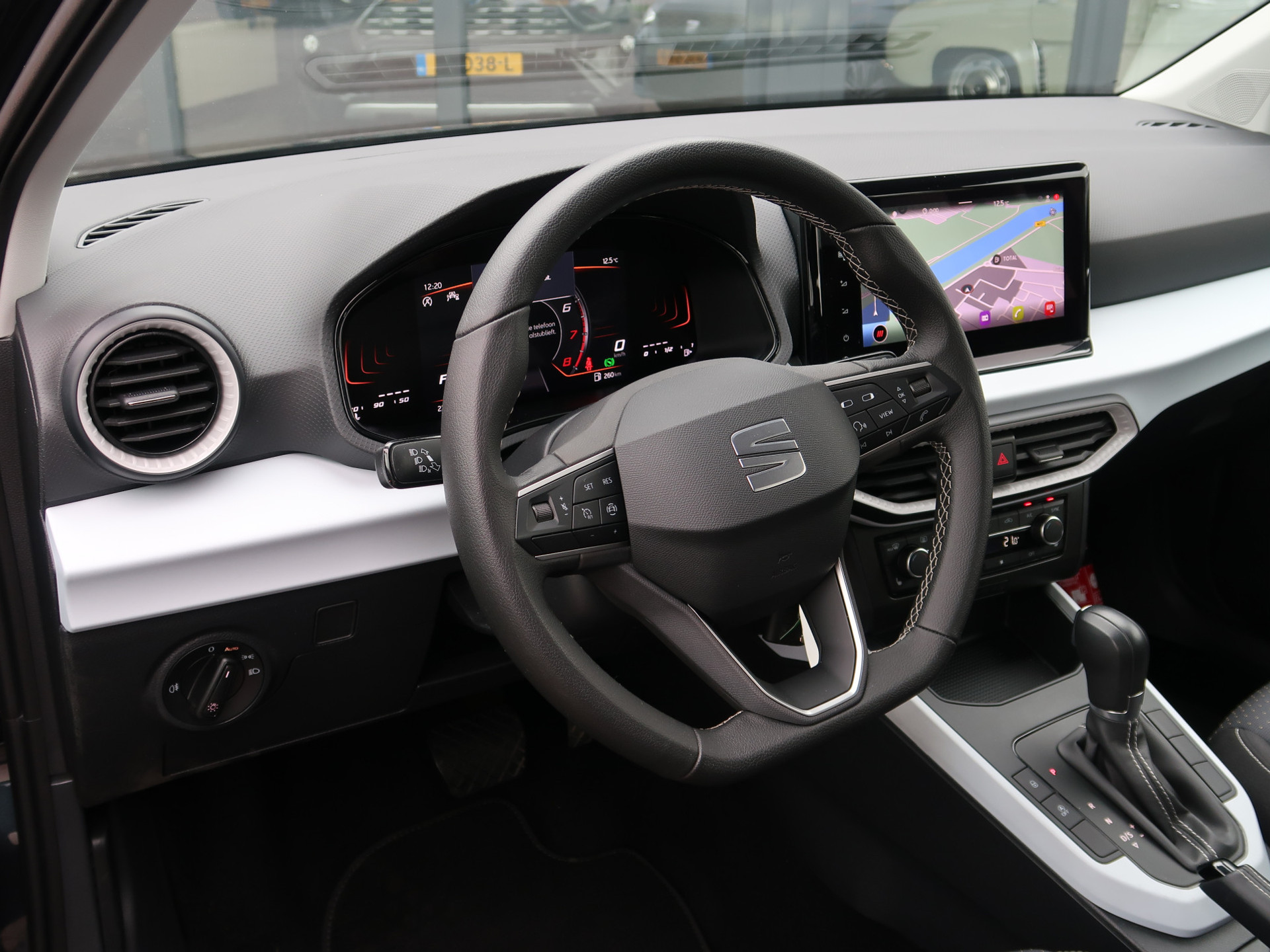 44216807-2.jpg