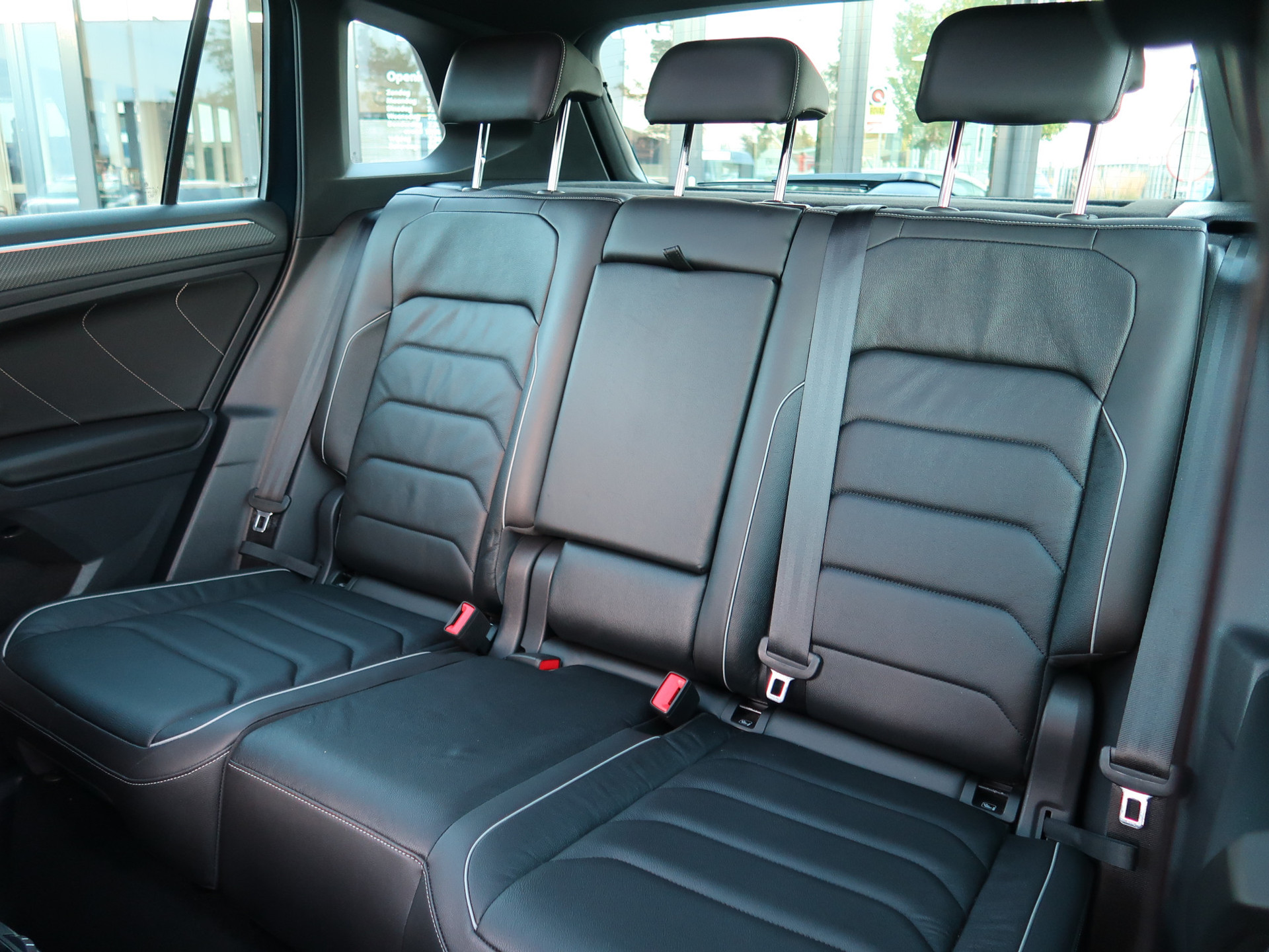 47835104-25.jpg