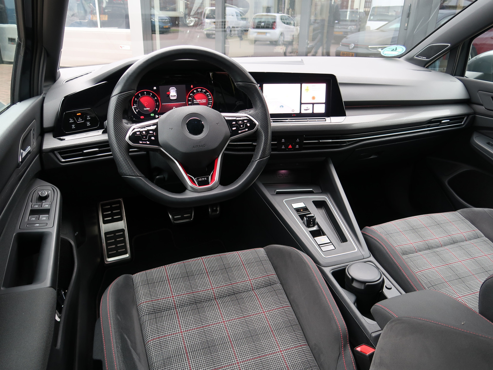 48050680-2.jpg
