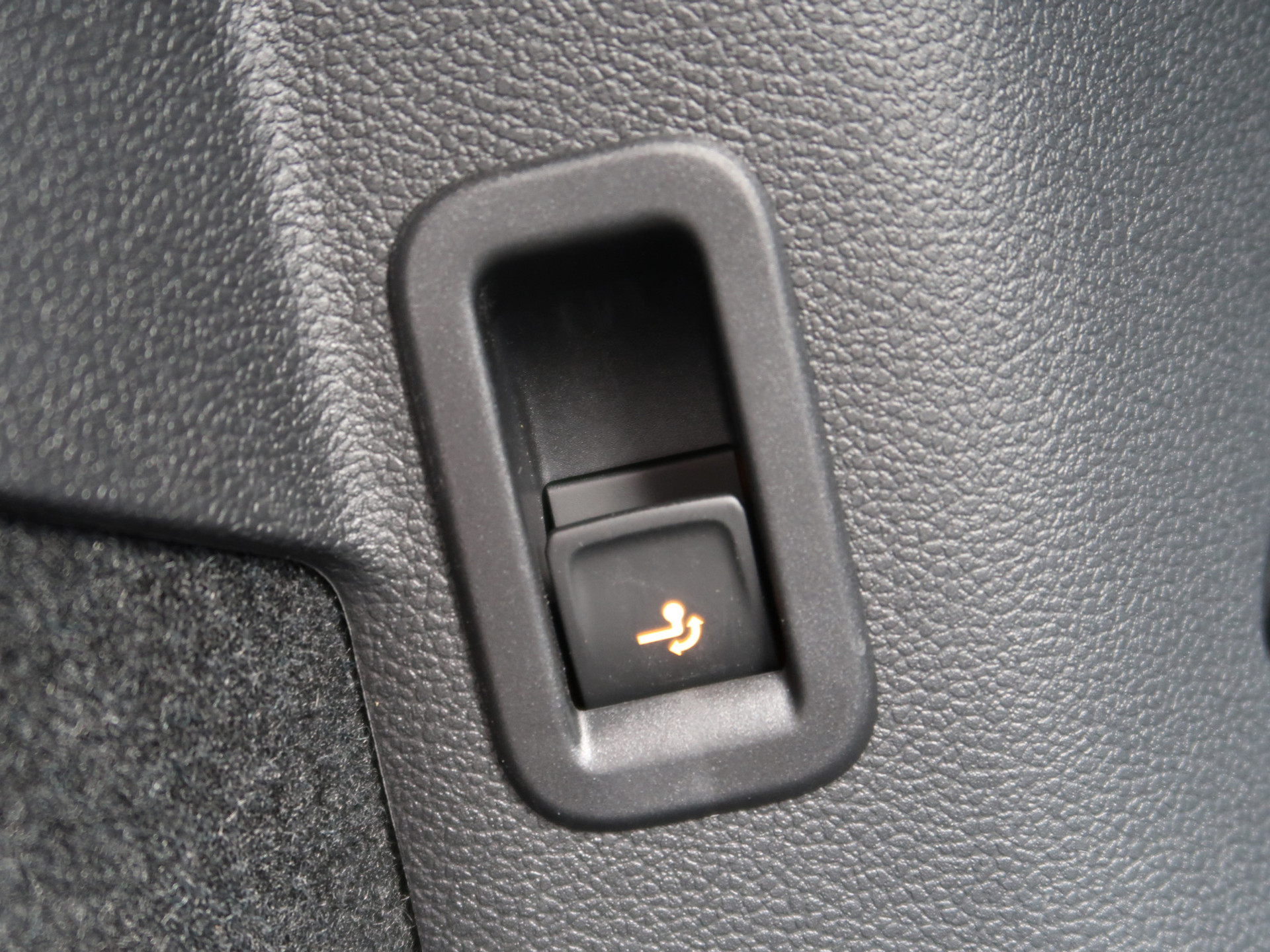 48050680-39.jpg