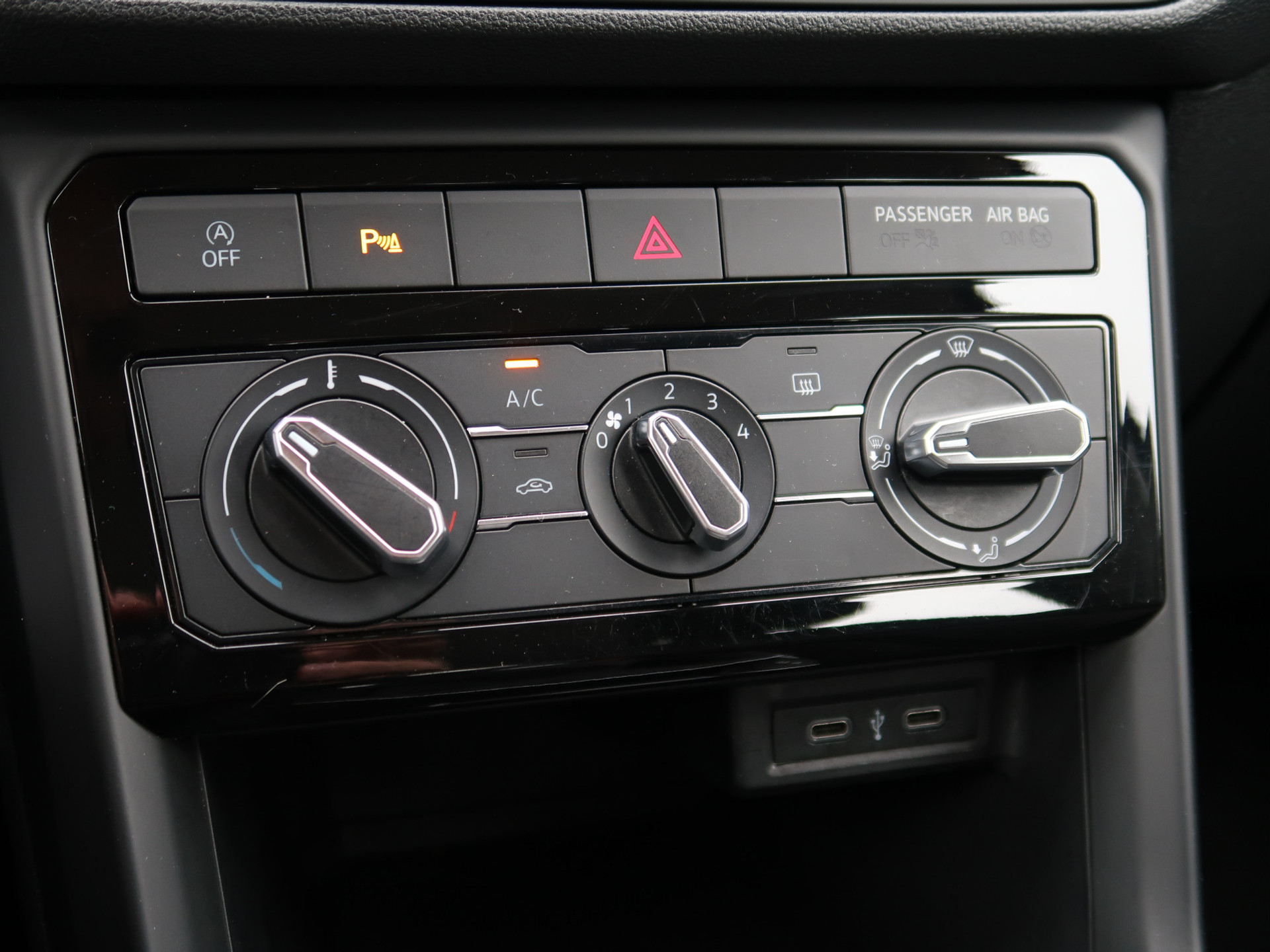 48102984-17.jpg